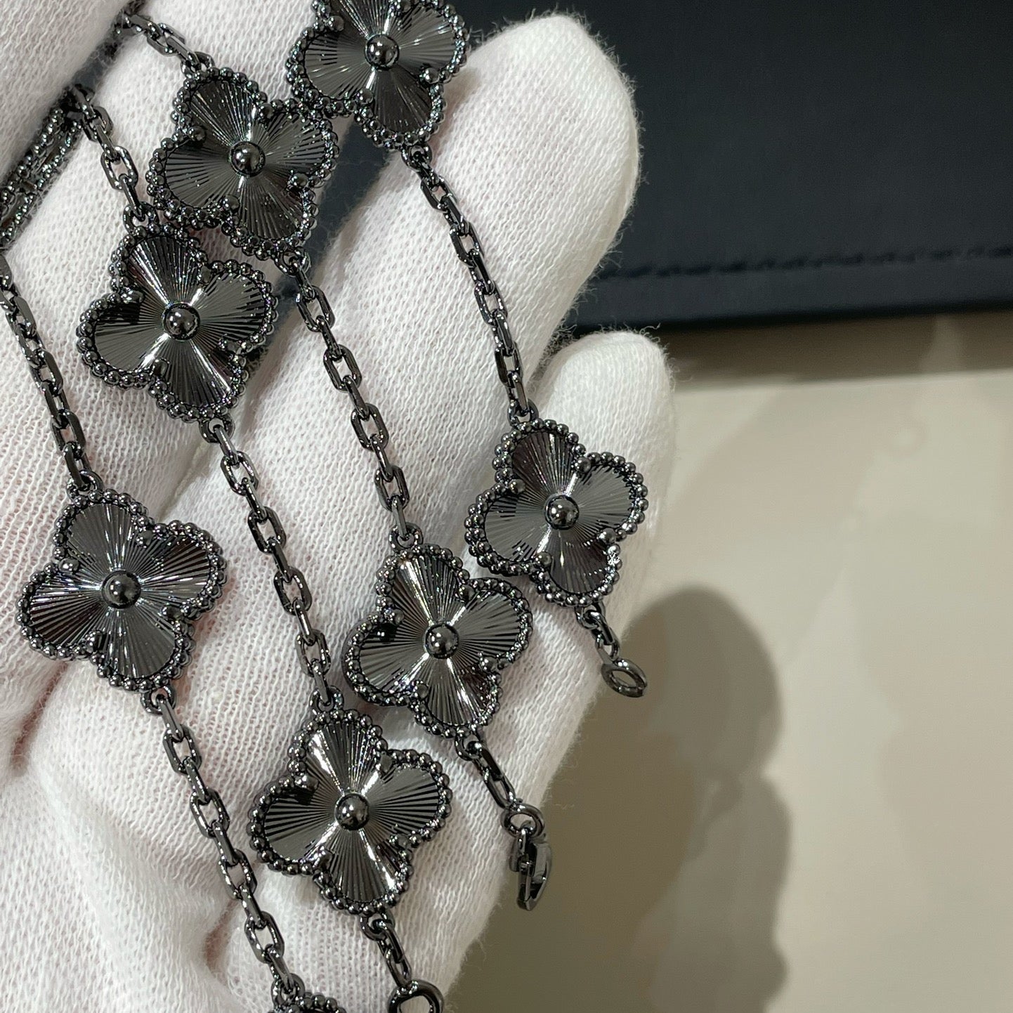 [LUXE JEWELRY]CLOVER 5 MOTIF BLACK BRACELET
