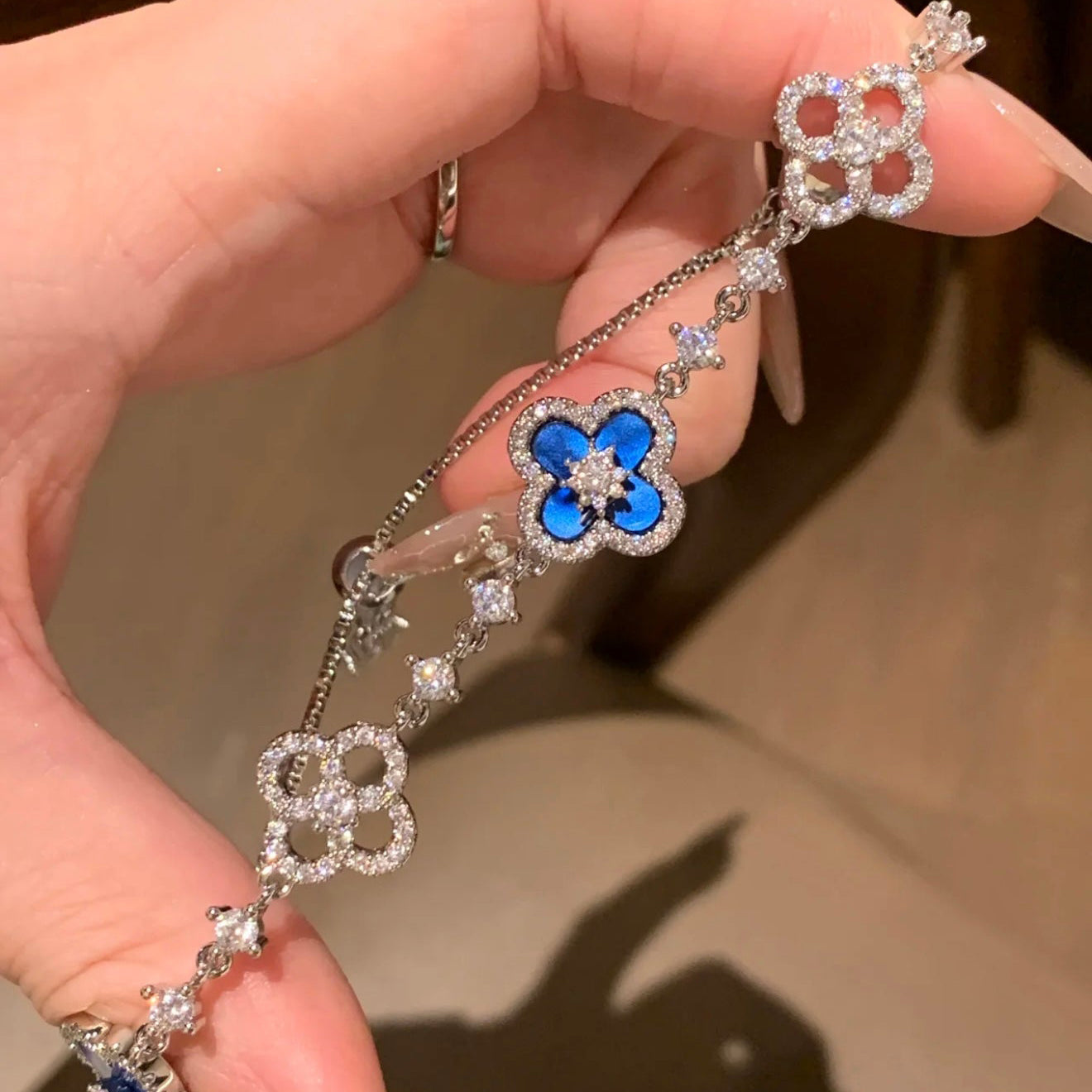 [Luxe]CLOVER 5 MOTIF PINK BLUE RED WHITE BRACELET