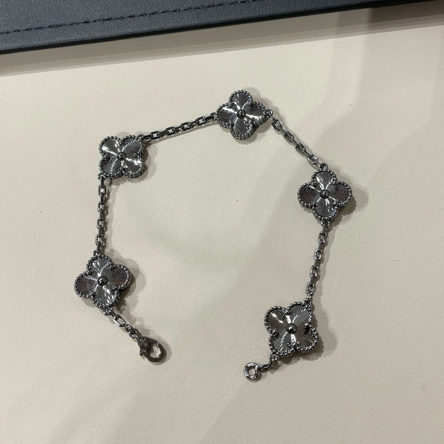 [LUXE JEWELRY]CLOVER 5 MOTIF BLACK BRACELET