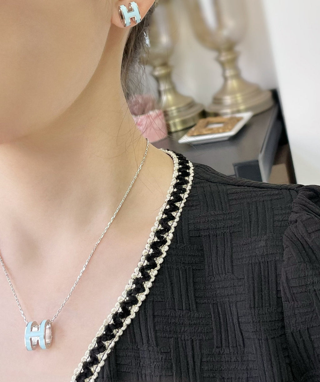 [Luxe]POP H スカイブルー スタッドピアス