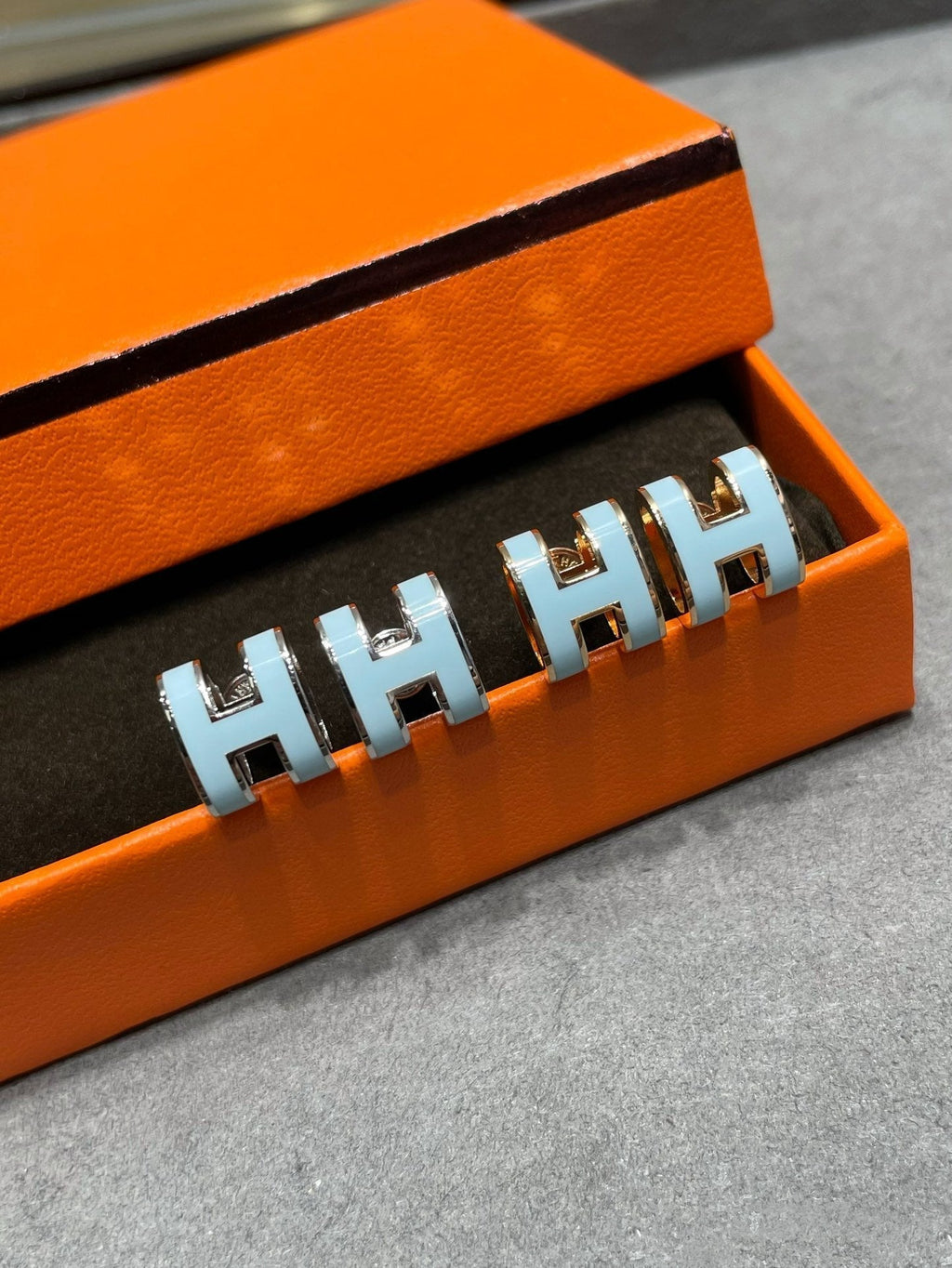 [Luxe]POP H スカイブルー スタッドピアス
