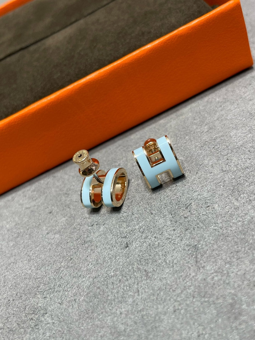 [Luxe]POP H スカイブルー スタッドピアス
