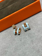 [Luxe]POP H スカイブルー スタッドピアス