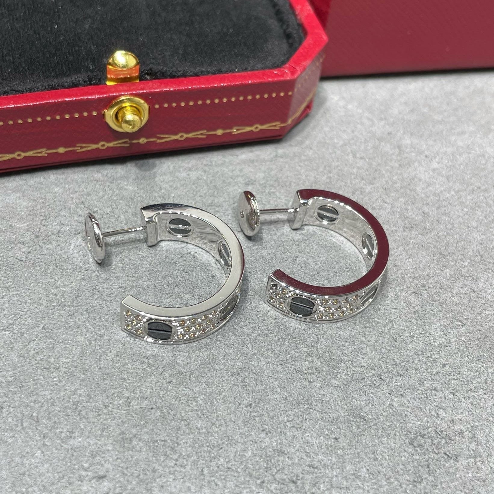 [Luxe Jewelry]LOVE CERAMIC DIAMOND PAVED SILVER EARRINGS