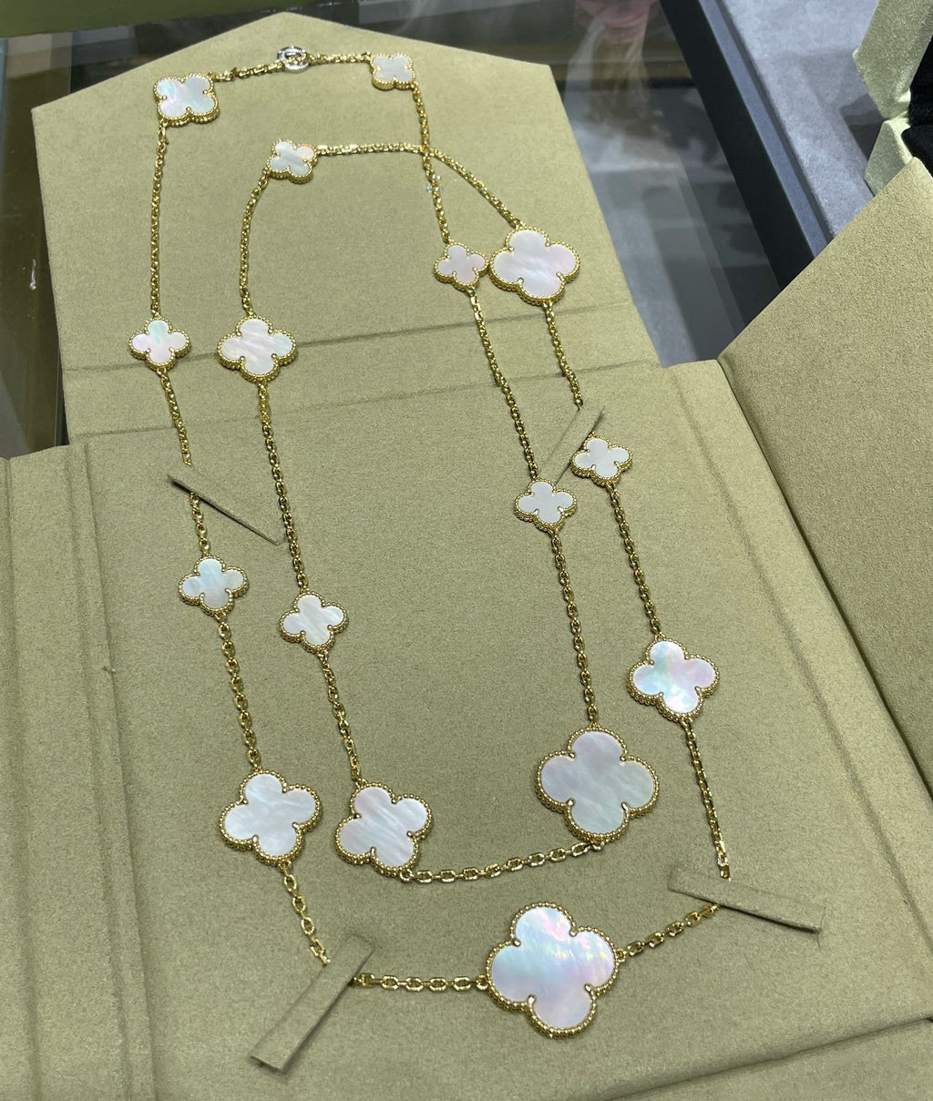 [Luxe]CLOVER 16 MOTIF WHITE MOP GOLD NECKLACE