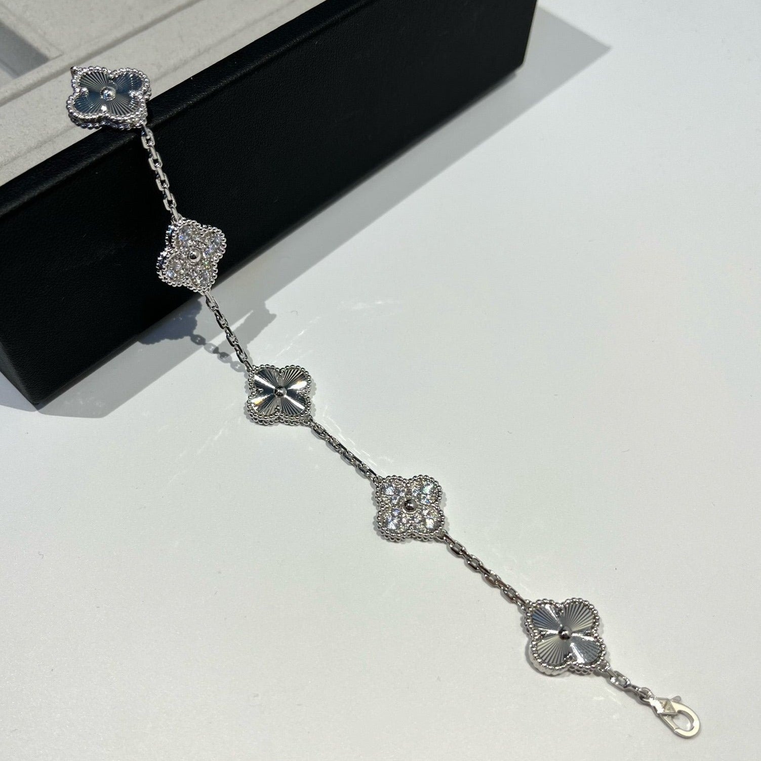 [Luxe] CLOVER 5 MOTIF LASER BRACELET COLLECTION