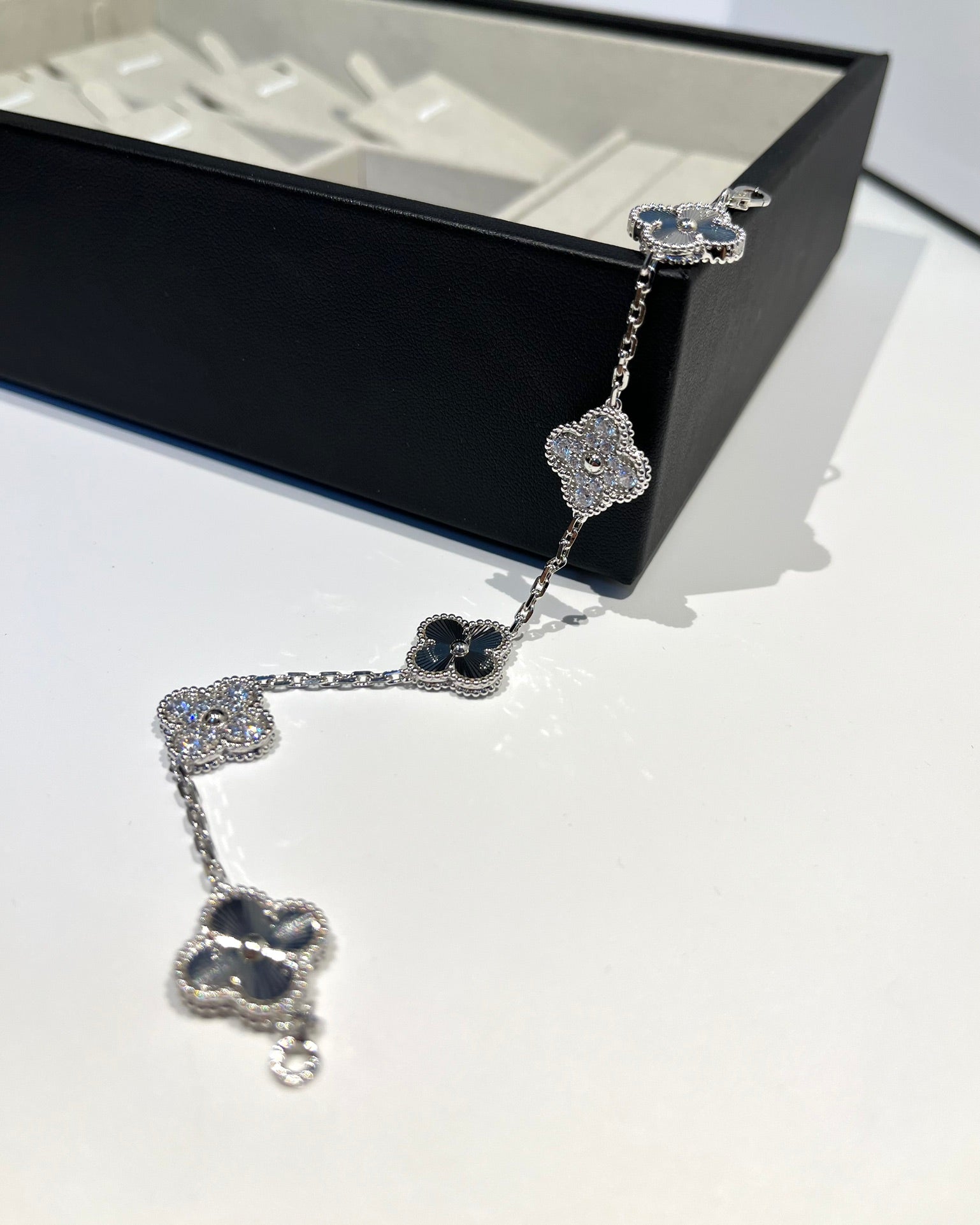 [Luxe] CLOVER 5 MOTIF LASER BRACELET COLLECTION