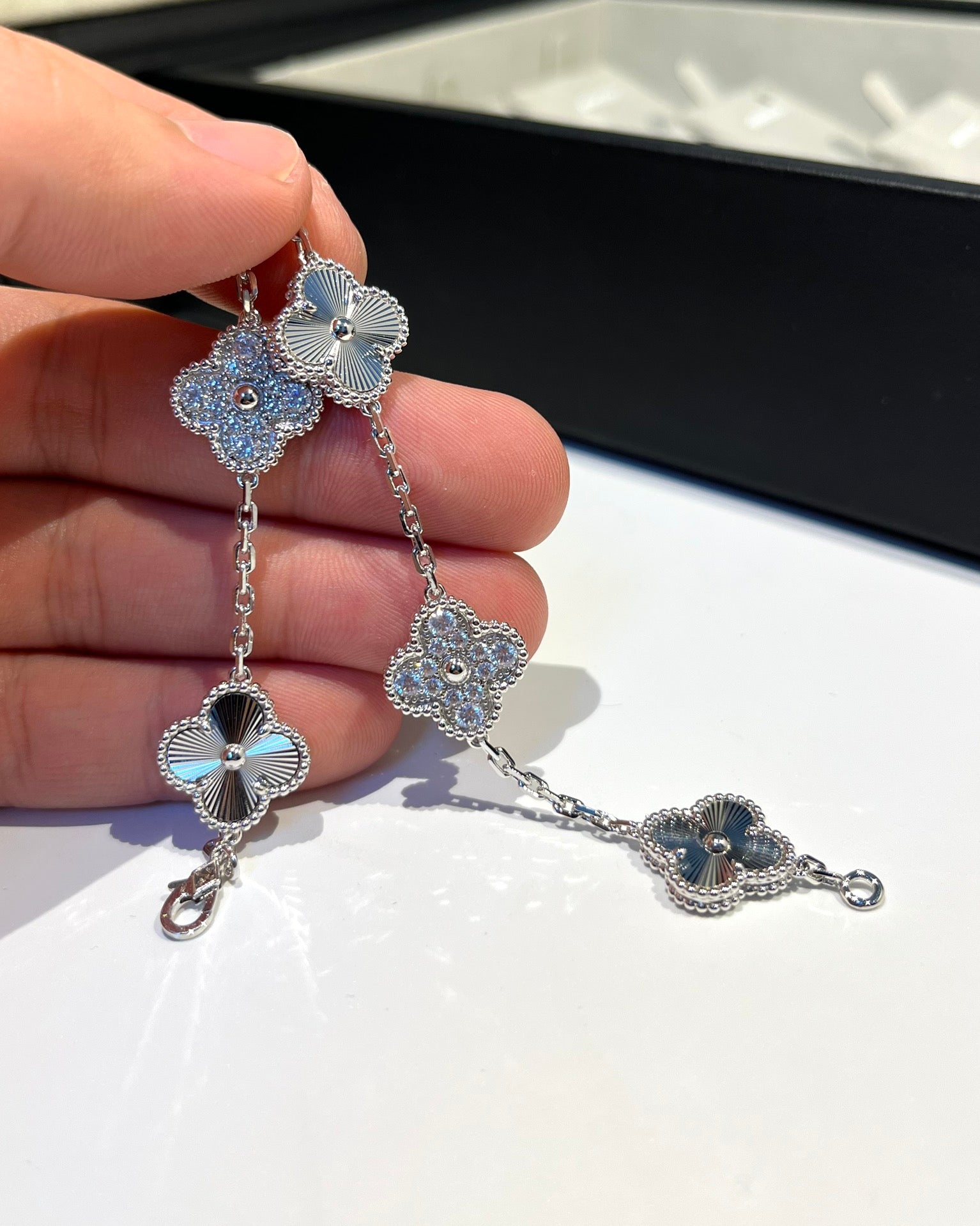 [Luxe] CLOVER 5 MOTIF LASER BRACELET COLLECTION