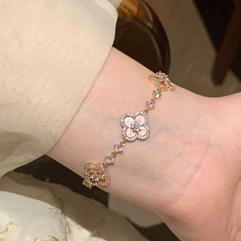 [Luxe]CLOVER 5 MOTIF PINK BLUE RED WHITE BRACELET
