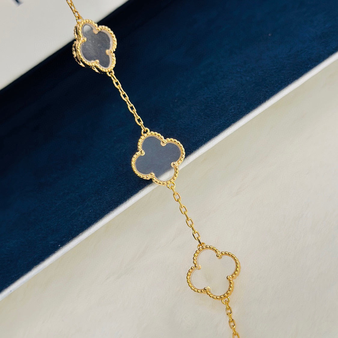 [Luxe]CLOVER 5 MOTIF ROCK CRYSTAL BRACELET