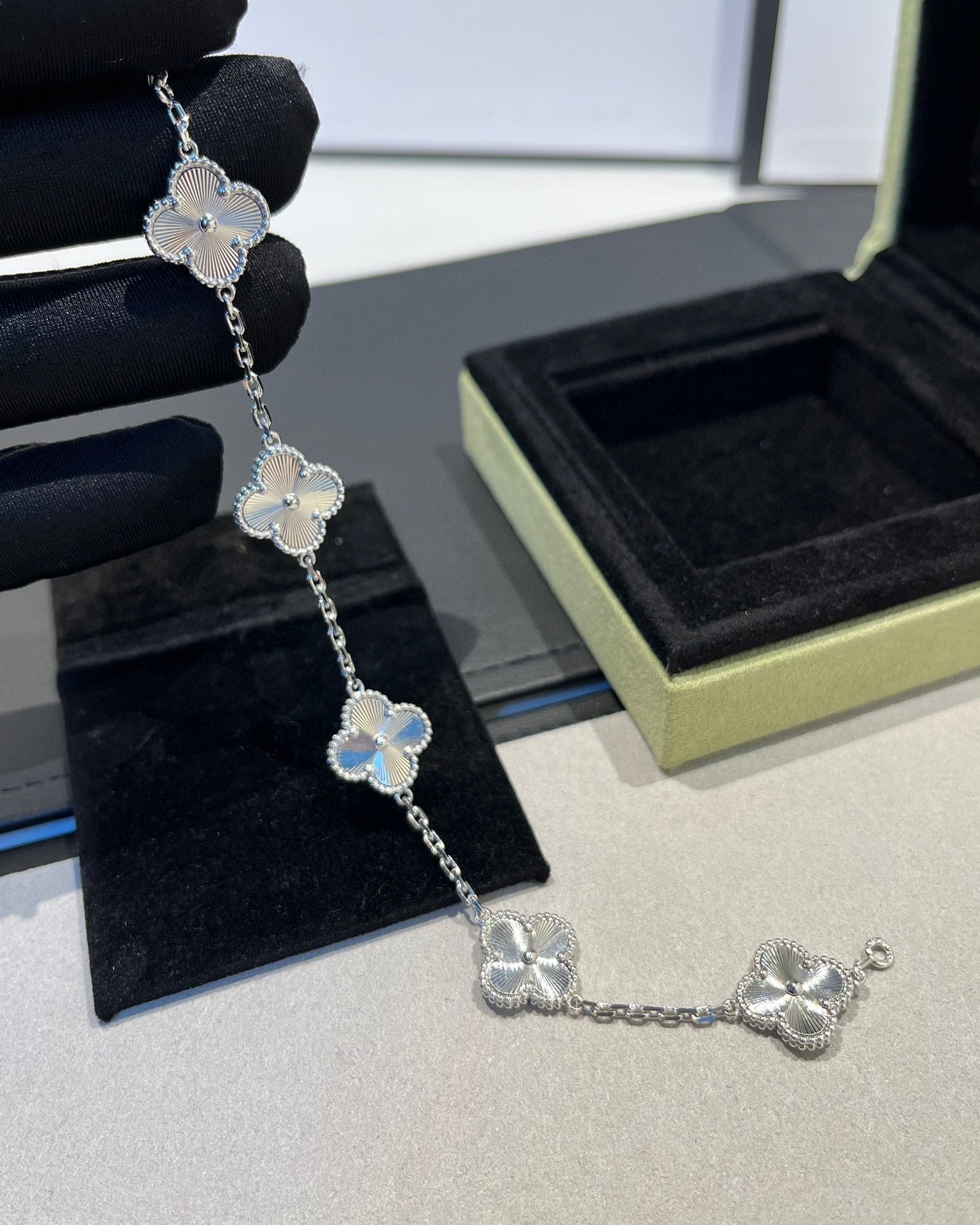 [Luxe] CLOVER 5 MOTIF LASER BRACELET COLLECTION