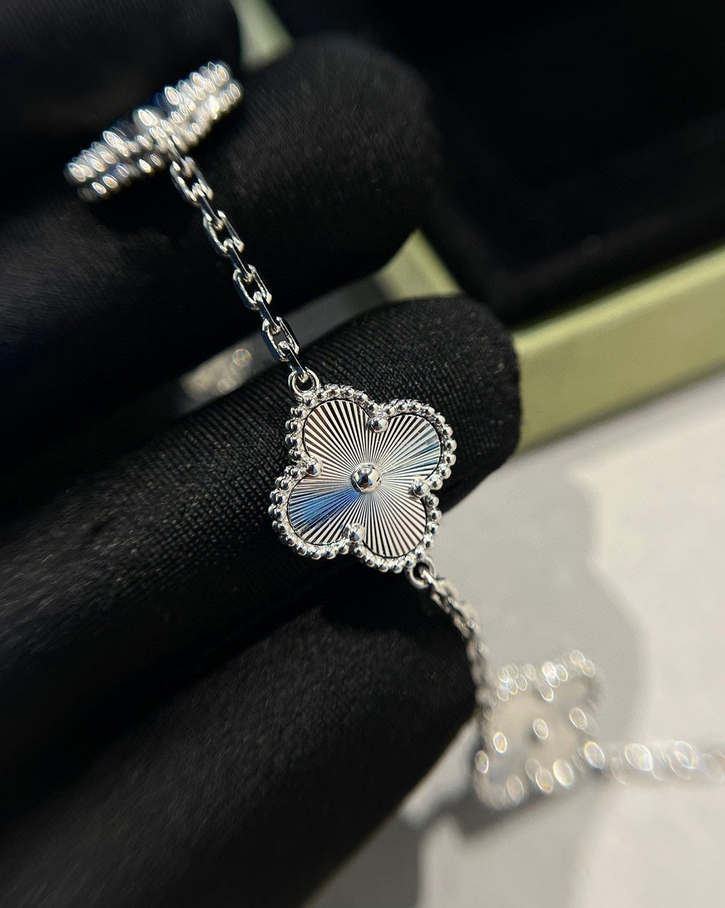 [Luxe] CLOVER 5 MOTIF LASER BRACELET COLLECTION
