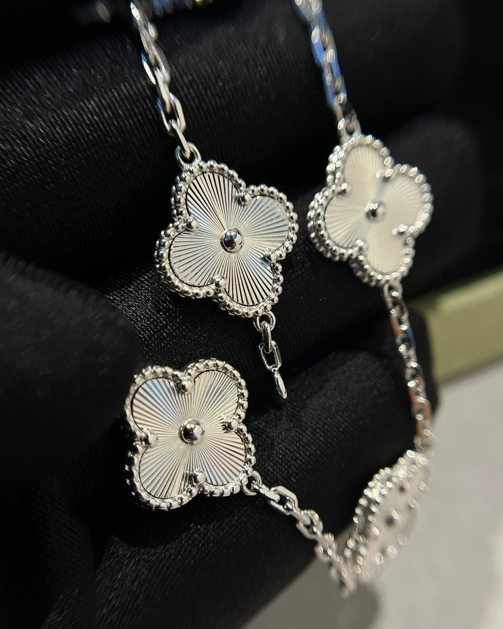 [Luxe] CLOVER 5 MOTIF LASER BRACELET COLLECTION