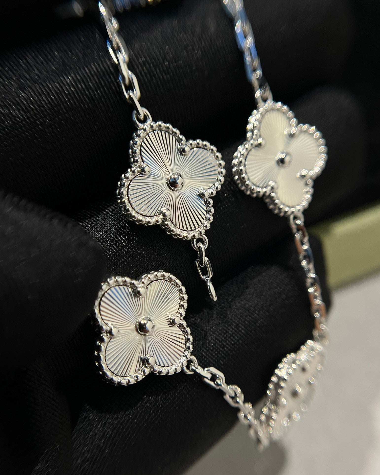 [Luxe] CLOVER 5 MOTIF LASER BRACELET COLLECTION