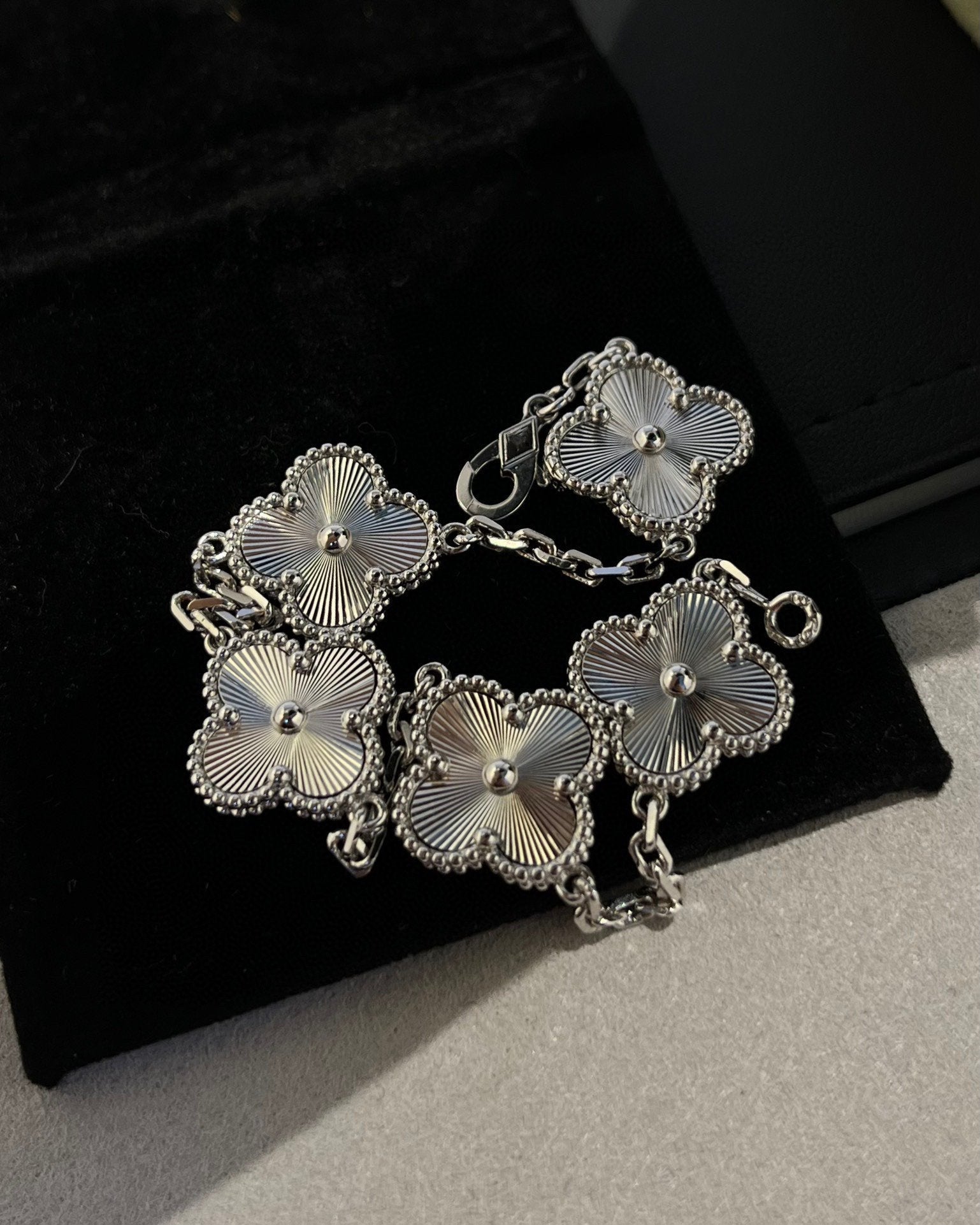 [Luxe] CLOVER 5 MOTIF LASER BRACELET COLLECTION