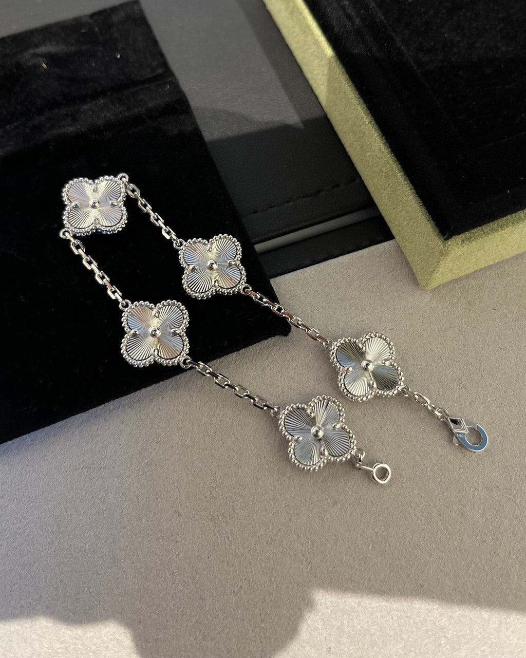 [Luxe] CLOVER 5 MOTIF LASER BRACELET COLLECTION