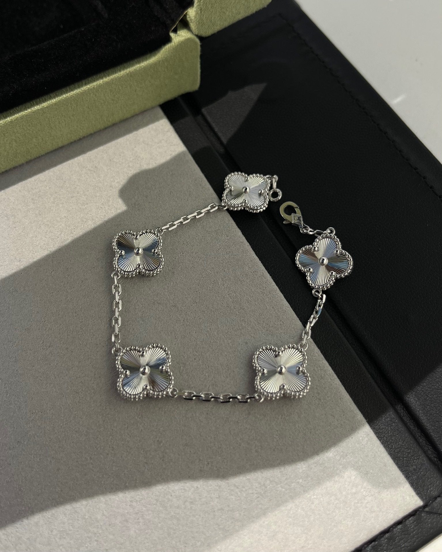 [Luxe] CLOVER 5 MOTIF LASER BRACELET COLLECTION